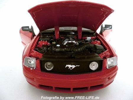 Modellauto FORD Mustang GT 2005 rot