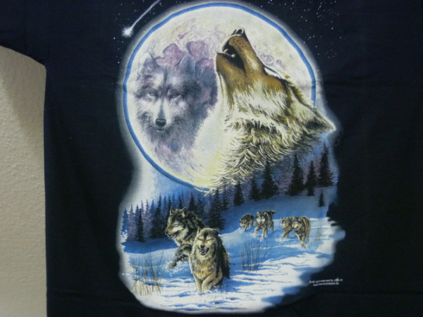 T-Shirt bedruckt mit Motiv: Wölfe im Schnee