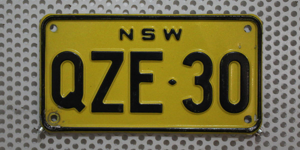 Motorradnummernschild NEW SOUTH WALES (NSW) # QZE30 ...